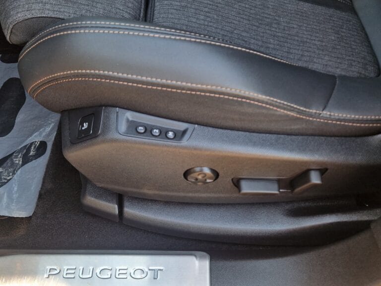 PEUGEOT 5008 1.6 PureTech GT Line AUTOMAT 7 LOCURI
