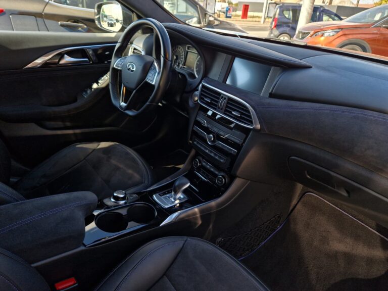 INFINITI Q30 2.0 Turbo Sport City Black AWD