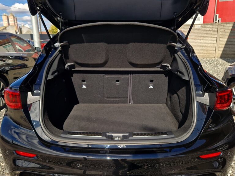 INFINITI Q30 2.0 Turbo Sport City Black AWD