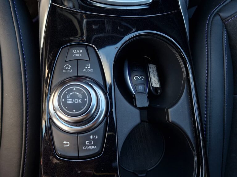 INFINITI Q30 2.0 Turbo Sport City Black AWD