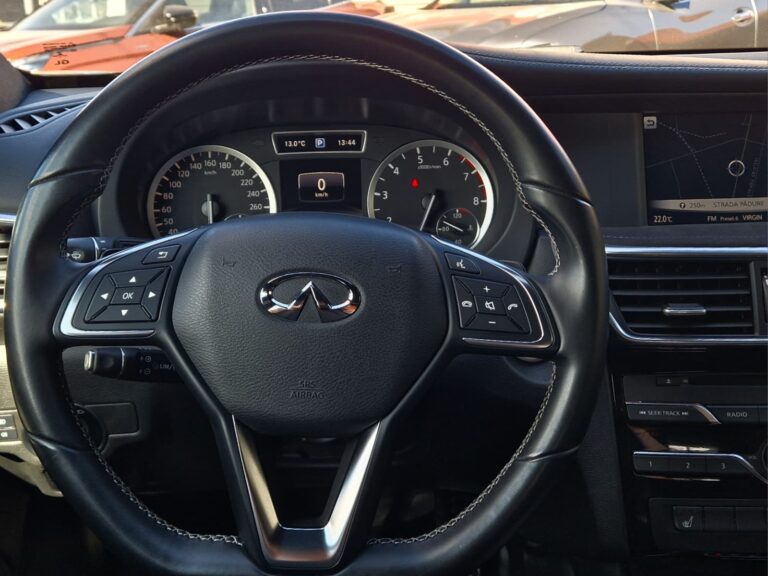 INFINITI Q30 2.0 Turbo Sport City Black AWD