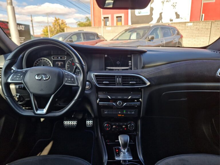 INFINITI Q30 2.0 Turbo Sport City Black AWD