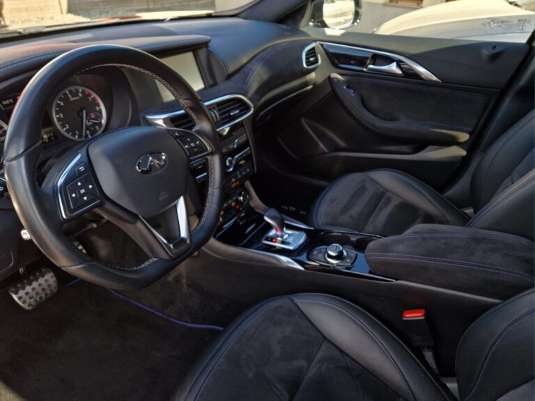 INFINITI Q30 2.0 Turbo Sport City Black AWD