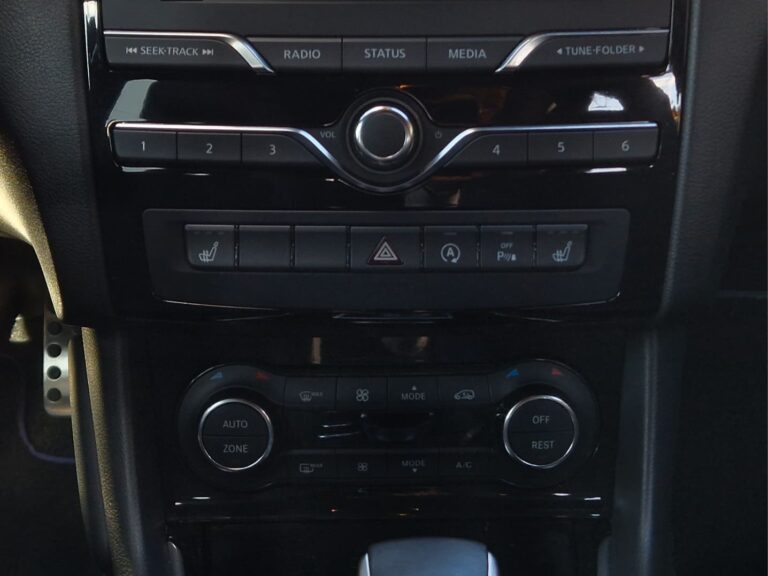 INFINITI Q30 2.0 Turbo Sport City Black AWD
